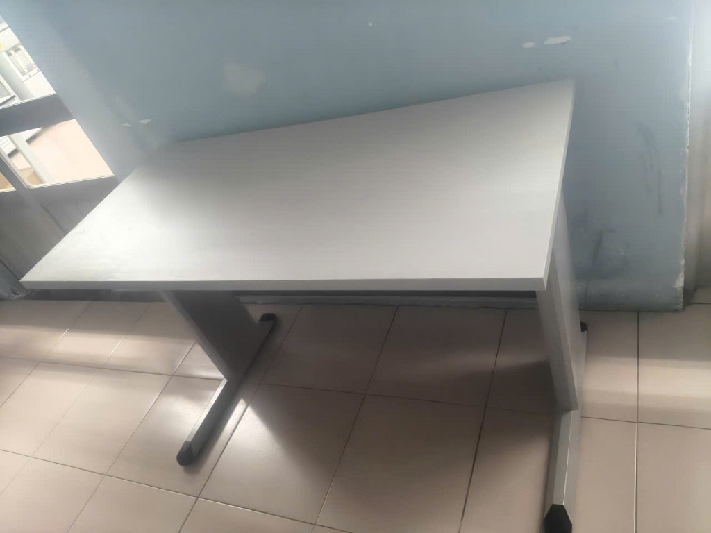 Bàn làm việc chân sắt HU12S