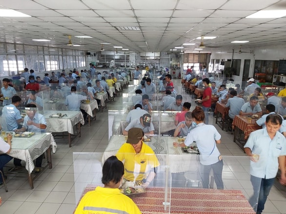 VÁCH NGĂN KHÁNG KHUẨN - LỰA CHỌN TỐI ƯU CHO NHÀ ĂN TẬP THỂ MÙA DỊCH