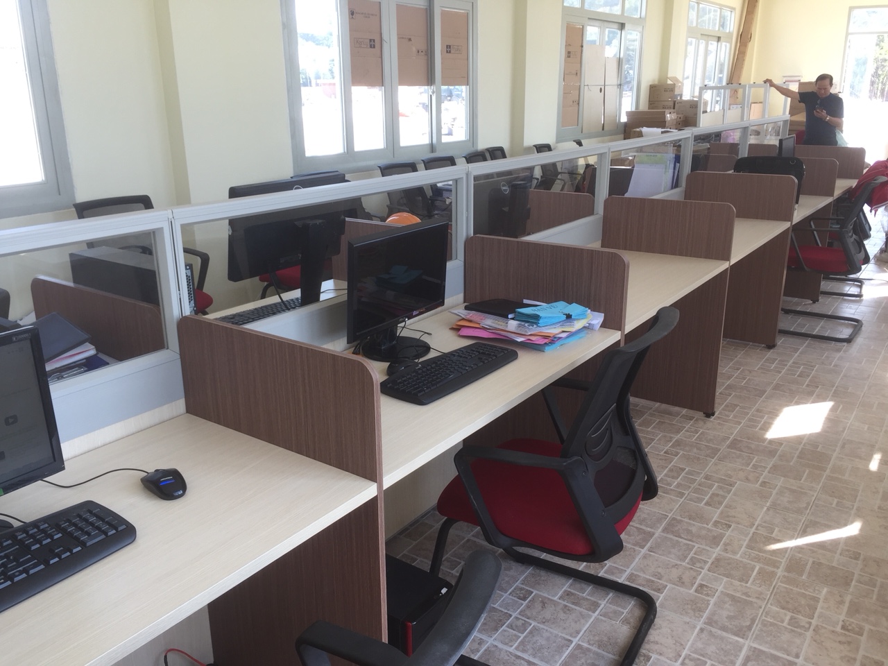 bàn làm việc có vách ngăn